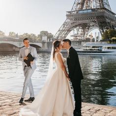 Are you still searching for where to elope in Paris? Contact The Parisian Celebrant today. I often get the same question when they’re enquiring about my Wedding Celebrant service for their Paris Elopement : “Naïm, is it easy to elope in Paris?” so I decided to write an article for you to get more information about this topic.