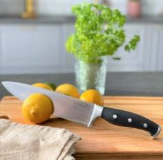 Skaffa den perfekta kockkniven med Nordkok.se. Våra knivar är gjorda med material av högsta kvalitet och tillverkade med precision för att göra din matlagningsupplevelse till ett nöje.