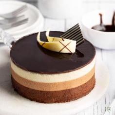 Discover the delights of the Chocoholic Cake | Theobroma

Experience the epitome of chocolate delight with Theobroma's Chocoholic Cake - a delectable 1/2 kg delight crafted to satisfy your sweet cravings. Order now and dive into layers of rich chocolate goodness. 