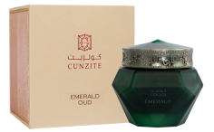 Buy Emerald Oud in Dubai. The traditional scent of cardamom greets you with the aromatic Arabic oud smoke of this elegant Luxury Agarwood. It exudes a pure traditional woody scent with notes of Indian agarwood.